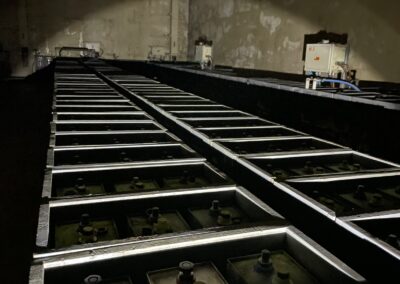 Baterkami osvětlený bateriový sál